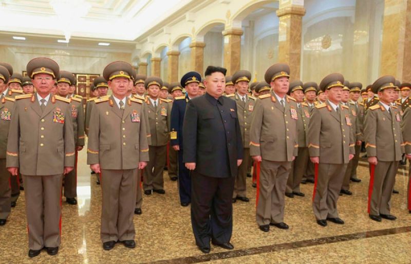 Coreia do Norte celebra 73º aniversário com desfile militar na madrugada