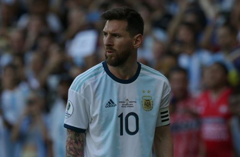 Triunfo de Messi aos 24 anos é destaque nos jornais