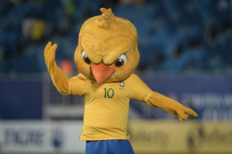 Daniel Alves sobrevive a lesões e críticas para jogar pelo Brasil