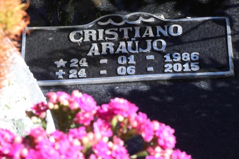 Allana Moraes, namorada de Cristiano Araújo, sepultada em Goiânia