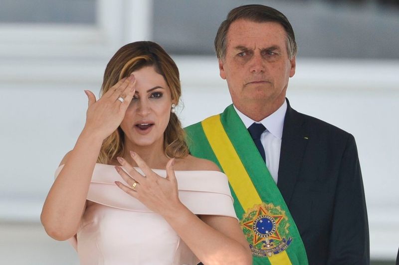 Bolsonaro vai à praia em base naval ao lado da filha Laura - Jornal de  Brasília