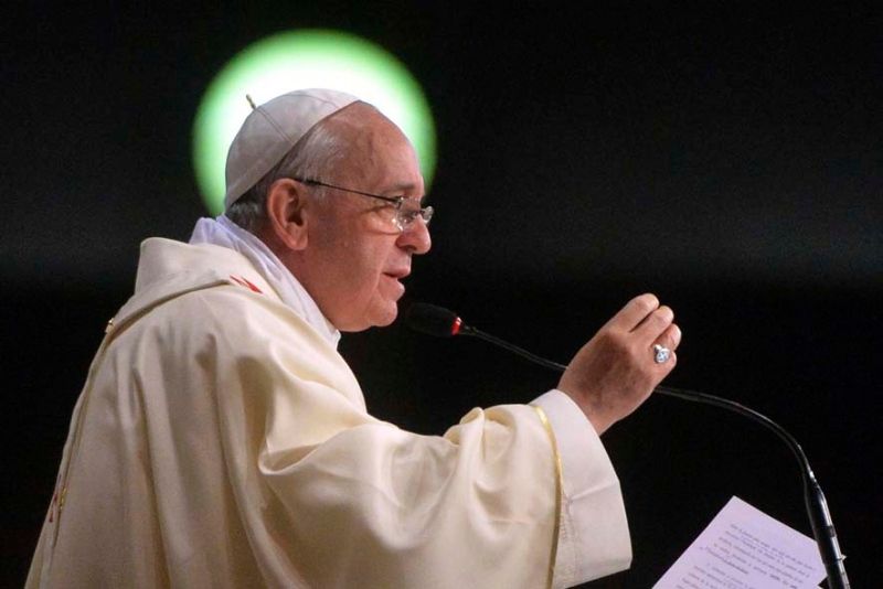 Papa Francisco destitui bispo crítico ao acolhimento católico à