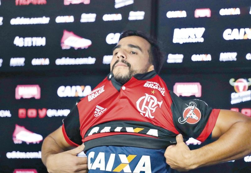 Paulinho e Diego Silva são apresentados e vestem camisa do Flamengo