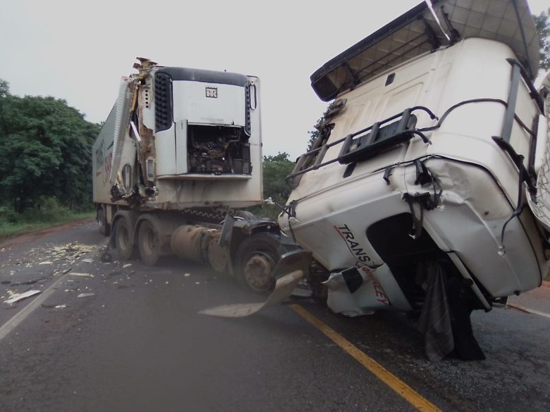 Ônibus, carreta e carro se envolvem em acidente na BR-251, em Francisco Sá  (MG)