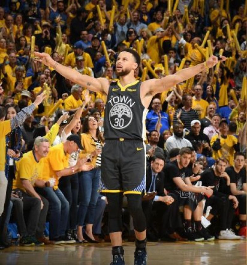 Stephen Curry se torna o 2º jogador com mais cestas de três na NBA